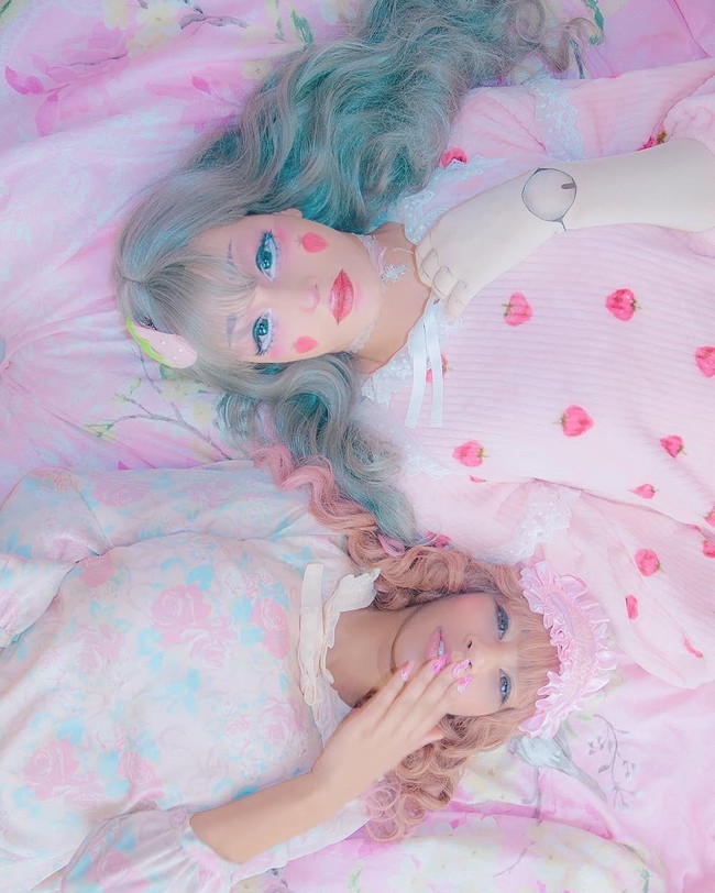 Tak sendiri, Fifi punya dua sahabat yang memiliki passion yang sama. Mereka sering menghias diri jadi boneka dan berfoto bersama. Foto: Instagram/fifidoll