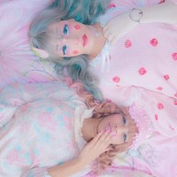 Tak sendiri, Fifi punya dua sahabat yang memiliki passion yang sama. Mereka sering menghias diri jadi boneka dan berfoto bersama. Foto: Instagram/fifidoll