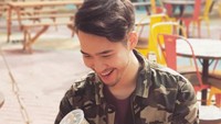 “Ngopi yuk,” tulis dokter kulit ini. Wah, Andrew terlihat sedang santai ditemani es kopi susu kekinian. Foto: Instagram andrewlienata