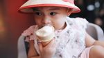 Suka Es Krim, Begini Gaya Nastusha Olivia Alinskie Saat Menikmatinya