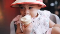 Mengenakan topi, Nastusha terlihat sedang menikmati es krim cone yang lembut. Sepertinya es krim jadi makanan kesukaan Nastusha ya. Foto: Insttagram@chelseaoliviaa