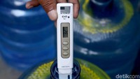 Air minum hasil olahan itu pun diuji kandungannya, pertama untuk mengetahui kadar Ph, dan kedua untuk mengetahui kandungan padatan terlarut dalam air (Total Dissolved Solids/TDS). Tingkat keasaman atau pH menunjukkan angka 6,2 dan TDS berangka 32. Nilai itu disebut sudah lebih baik ketimbang air minum kemasan merek terkenal.
