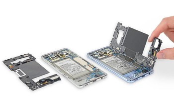 Bahkan motherboard S10 bisa dengan mudah dilepas. Foto: iFixit