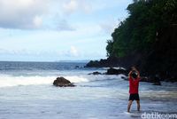 Pantai ini dihiasi batuan karang (Wahyu/detikTravel)