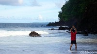 Pantai Kanada dihiasi oleh batuan karang dengan ukuran yang cukup besar. Hati-hati kalau bermain di pantai ini. (Wahyu/detikTravel)