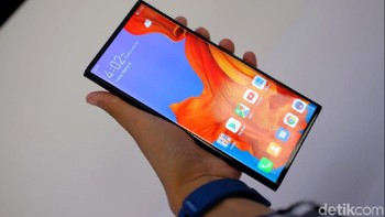 Jika Galaxy Fold terlipat ke dalam, maka layar Mate X terlipat ke dalam. Handset ini sudah mulai dijual di China. Foto: Adi Fida Rahman/detikinet