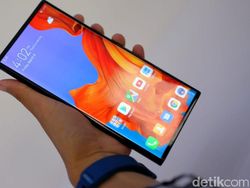 Menggenggam Ponsel Layar Lipat Huawei Mate X di Jakarta