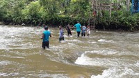 Di bilang perawan, karena butuh perjuangan untuk bisa sampai di air terjun ini. Pertama, wisatawan harus menyeberang Sungai Ayashyuoh yang cukup deras. (Bonauli/detikTravel)