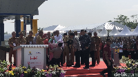 Ibu itu sempat melepas sendalnya sebelum naik ke panggung. Dia langsung menyambar tangan Jokowi. Jokowi pun tampak terkejut dengan kehadiran ibu tersebut. Tak terdengar apa yang disampaikan ibu itu ke Jokowi. Dia tampak duduk di kaki Jokowi sambil berkeluh dan menangis. Beberapa anggota Paspampres mendekat ke panggung. Jokowi terus memegang tangan ibu itu.