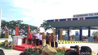 Suasana sempat hening sejenak dan kembali normal. Jokowi kemudian melanjutkan peresmian tol terpanjang di Indonesia tersebut, yakni sepanjang 143 km (Foto: Trio Hamdani-detikFinance)