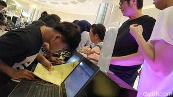Saya sudah antre sejak jam 7 pagi. Semua keluarga saya penyuka produk-produk dari Samsung. Jadi, karena sudah familiar, saya beli. Kalau beli yang (merek) lain nanti belajar dari nol lagi, tutur pria berumur 55 tahun ini. (Foto: detikINET/Agus Tri Haryanto)