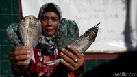 Mata pencaharian warga Pulau Pramuka yang menjadi bagian dari Kepulauan Seribu didominasi oleh nelayan. Hasil laut yang melimpah itu membuat warga lainnya memutar otak untuk menambah pundi-pundi pemasukan, salah satunya adalah kerajinan ikan asin.