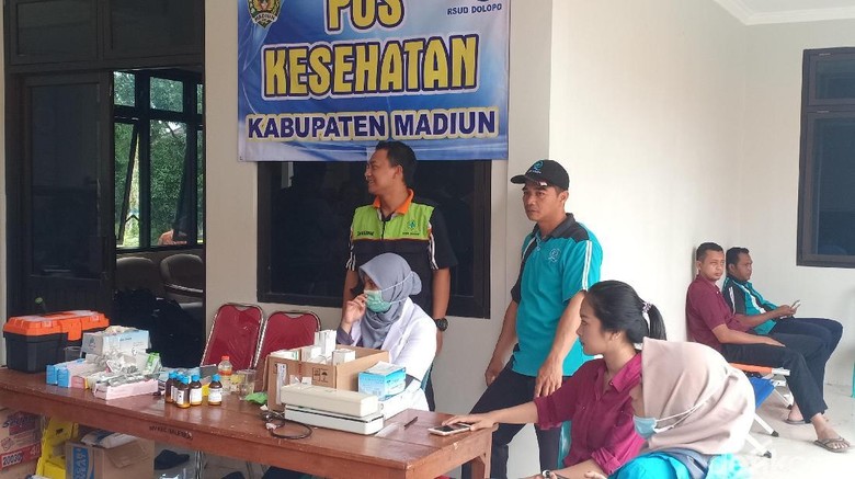 Pengungsi Korban Banjir Madiun Mulai Demam, Batuk dan Gatal Pengungsi Korban Banjir Madiun Mulai Demam, Batuk dan Gatal
