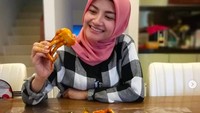 Di momen lain Tina asyik makan seafood dengan balutan saus Padang yang gurih dan pedas! Foto: Instagram tina_talisa