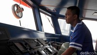 Di bagian depan kapal atau anjungan, terlihat nahkoda bersama mualim (perwira kapal berijazah pelayaran niaga nautika yang posisinya berada di bawah nahkoda).