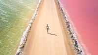 Australia Selatan punya Danau MacDonnell yang jadi primadona. Danau ini jadi bagian rute road trip Semenanjung Eyre menuju Pantai Cactus yang terkenal sebagai tempat surfing. (@chloektodd)