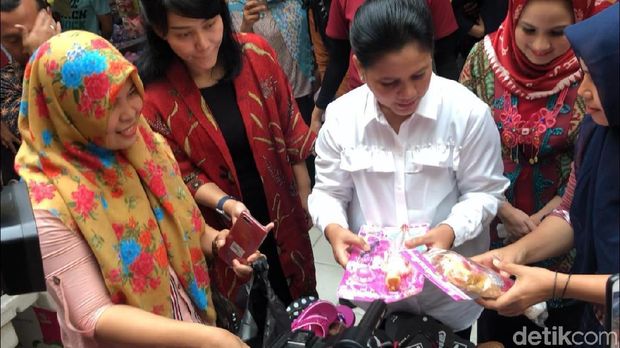 Temani Jokowi Blusukan ke Pasar, Iriana Beli Boneka untuk Sedah Mirah
