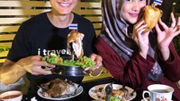 Wah Mark pernah kulineran bareng selebgram Indonesia, Indah Nada Puspita. Mereka makan apa ya? Foto: instagram @migrationology