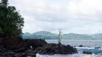 Ada pula gugusan karang yang berbentuk seperti pulau. Tampak beberapa orang traveler memanfaatkan tempat ini sebagai lokasi mancing favorit mereka. (Wahyu/detikTravel)