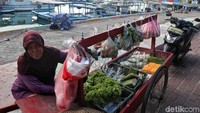 Sejumlah pedagang sayur dan buah berkumpul di depan dermaga Pulau Pramuka, Kepulauan Seribu.