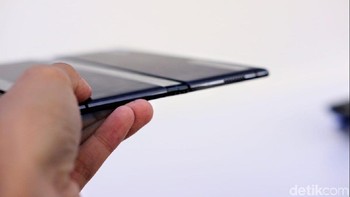 Mate X lebih tipis ketimbang iPad Pro yang baru. Foto: Adi Fida Rahman/detikinet