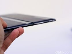 Menggenggam Ponsel Layar Lipat Huawei Mate X di Jakarta