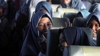 Sejumlah pelajar lainnya nampak bersenda gurau selama perjalanan dari Pulau Panggang menuju Pulau Pramuka.