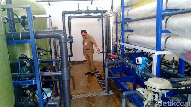 Bupati Kepulauan Seribu Husein Murad mengecek instalasi SWRO, pengolah air laut menjadi air minum, di Pulau Panggang. 