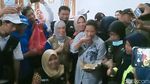 Momen Menteri Rini Cicipi Nasi Bungkus Pengungsi Banjir di Madiun