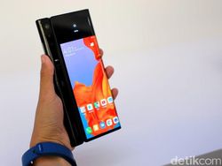 Menggenggam Ponsel Layar Lipat Huawei Mate X di Jakarta