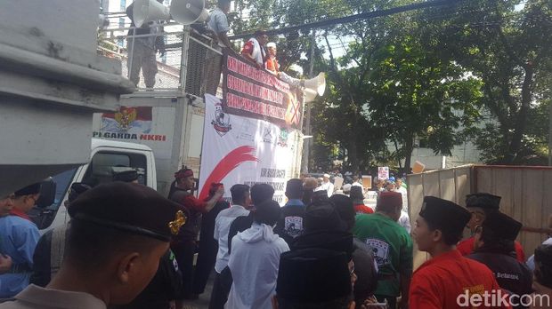 Massa Pendukung Jual Saham Bir Demo di Depan Gedung DPRD DKI