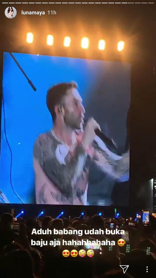 Anti Galau-galau Club! Luna Maya Habiskan Waktu Nonton Maroon 5 di Singapura