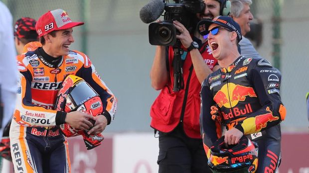 Marc Marquez melakukan tekanan kuat pada Andrea Dovizioso di dua lap terakhir.