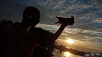 Bahkan, ada juga para remaja putra yang asyik bermain burung dara atau merpati untuk sekadar menghabiskan waktu.