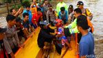 Aksi Heroik Polisi Bantu Evakuasi Korban Banjir di Ngawi