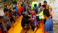 Kapolres Ngawi AKBP Pranatal Hutajulu mengatakan proses evakuasi para korban yang terjebak banjir itu telah dilakukan sejak kemarin, Kamis (7/3/2019).