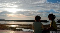 Dua anak kecil ini tampak asyik berbincang di bibir pantai. Entah apa yang mereka obrolin. Serius sekali yaa...