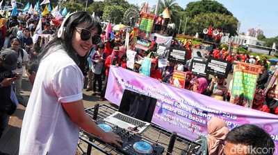 Potret Aksi Hari Perempuan di Kawasan Monas