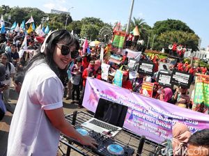 Potret Aksi Hari Perempuan di Kawasan Monas
