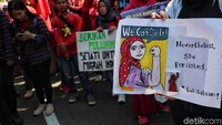 Poster-poster juga mereka bawa dalam aksi untuk memperingati Hari Perempuan Internasional tersebut.
