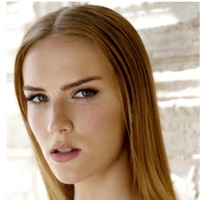 James mengatakan kalau aktris 21 tahun tersebut akan bertemu dengan seseorang yang paling penting dan berpengaruh, yakni Kevin Tsujihara. Kala itu, James dan mitra bisnisnya Brett Ratner sedang menegosiasikan kerjasama pembiayaan film sneilai 450 juta dolar dengan Warner Bros. melalui usaha investasi RatPac mereka. Foto: Instagram/@charlottekirkofficial