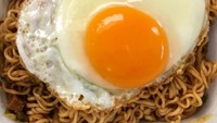 Mie goreng jadi makin enak dan mantap dengan topping telur goreng setengah matang. Foto: Instagram @marn_yrd_official