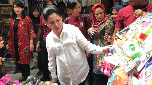 Temani Jokowi Blusukan ke Pasar, Iriana Beli Boneka untuk Sedah Mirah