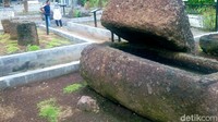 Adapula Sarkofagus. Batu berbentuk menyerupai lesung/perahu ini merupakan wadah untuk menyimpan jenazah. Sarkofagus biasanya perpasangan. Karena berfrungsi sebagai penutup. Masyarakat lokal menyebutnya batu pandhusah, bahasa Madura atau batu penduso, bahasa jawa. (Chuk Shatu W/detikcom)