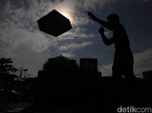 Bongkar Muat Barang, Roda Ekonomi Pulau Panggang