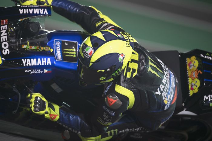 Valentino Rossi mengalami masalah ban depan sehingga jeblok di latihan bebas II MotoGP Qatar. (Foto: Mirco Lazzari gp / Getty Images) Valentino Rossi mengalami masalah ban depan sehingga jeblok di latihan bebas II MotoGP Qatar. (Foto: Mirco Lazzari gp / Getty Images)