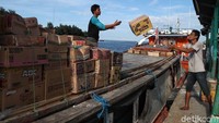 Kapal dan aktivitas bongkar muat ini juga jadi penopang roda ekonomi warga di pulau tersebut.