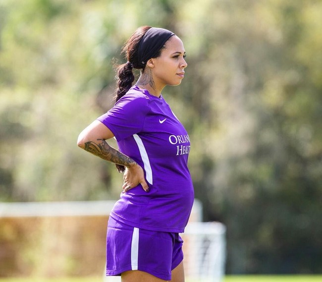 Beberapa waktu lalu Sydney Leroux Dwyer mengungah dua foto yang menunjukkannya sedang latihan bola di lapangan. Dalam foto terlihat jika kondisi pesepak bola berprestasi ini memang tidak biasa. Pemain asal klub Orlando Pride itu tengah berbadan dua. Foto: Instagram @sydneyleroux