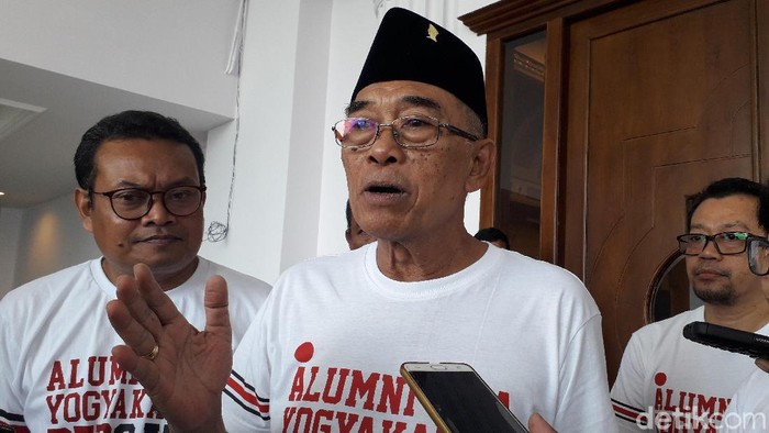 Ketua DPP PDIP, Idham Samawi saat deklarasi alumni SMA se DIY dukung, (9/3/2019)