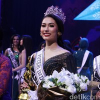 Frederika Alexis Cull masih berumur 19 tahun. Dia merupakan mahasiswi jurusan bisnis internasional. Frederika memiliki tinggi badan 172 cm. Foto: Muhammad Abduh/Detikcom